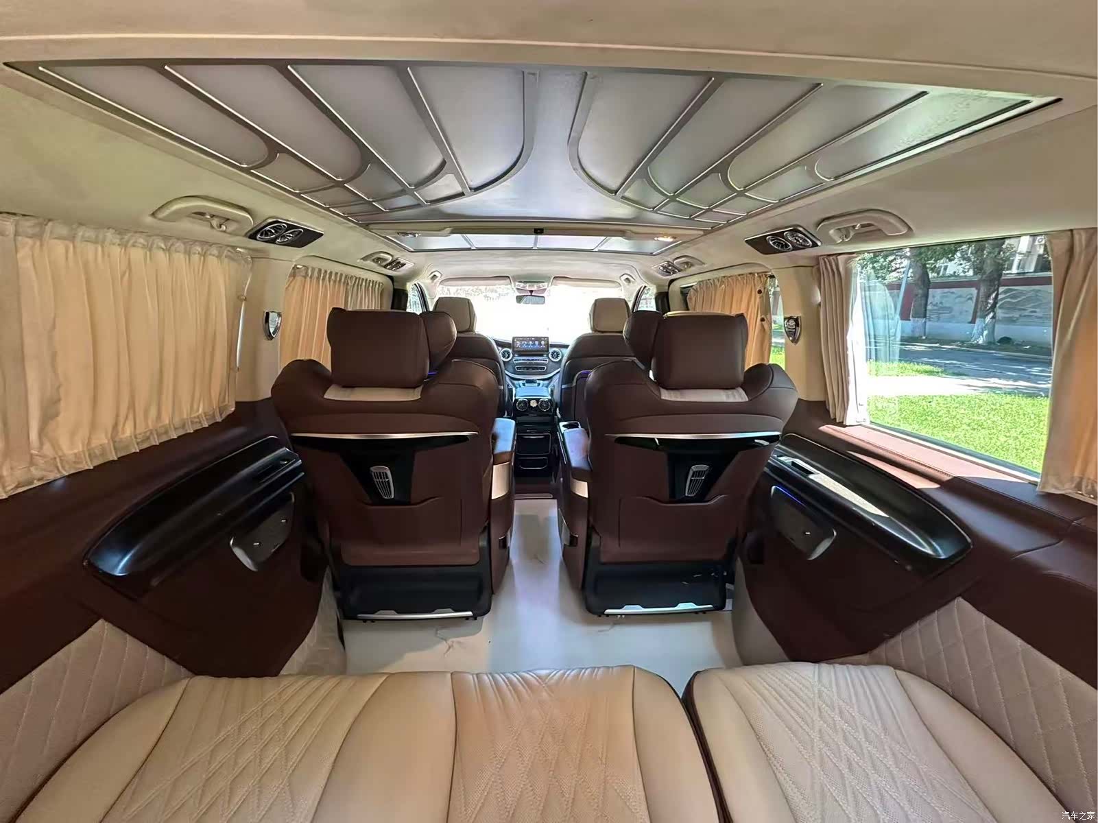 Mercedes-Benz 7, 2023 17