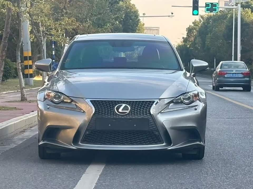 Lexus IS