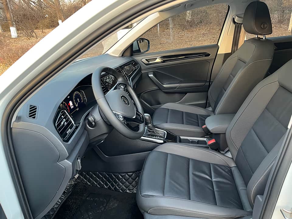 Volkswagen T-ROC exploring Songs