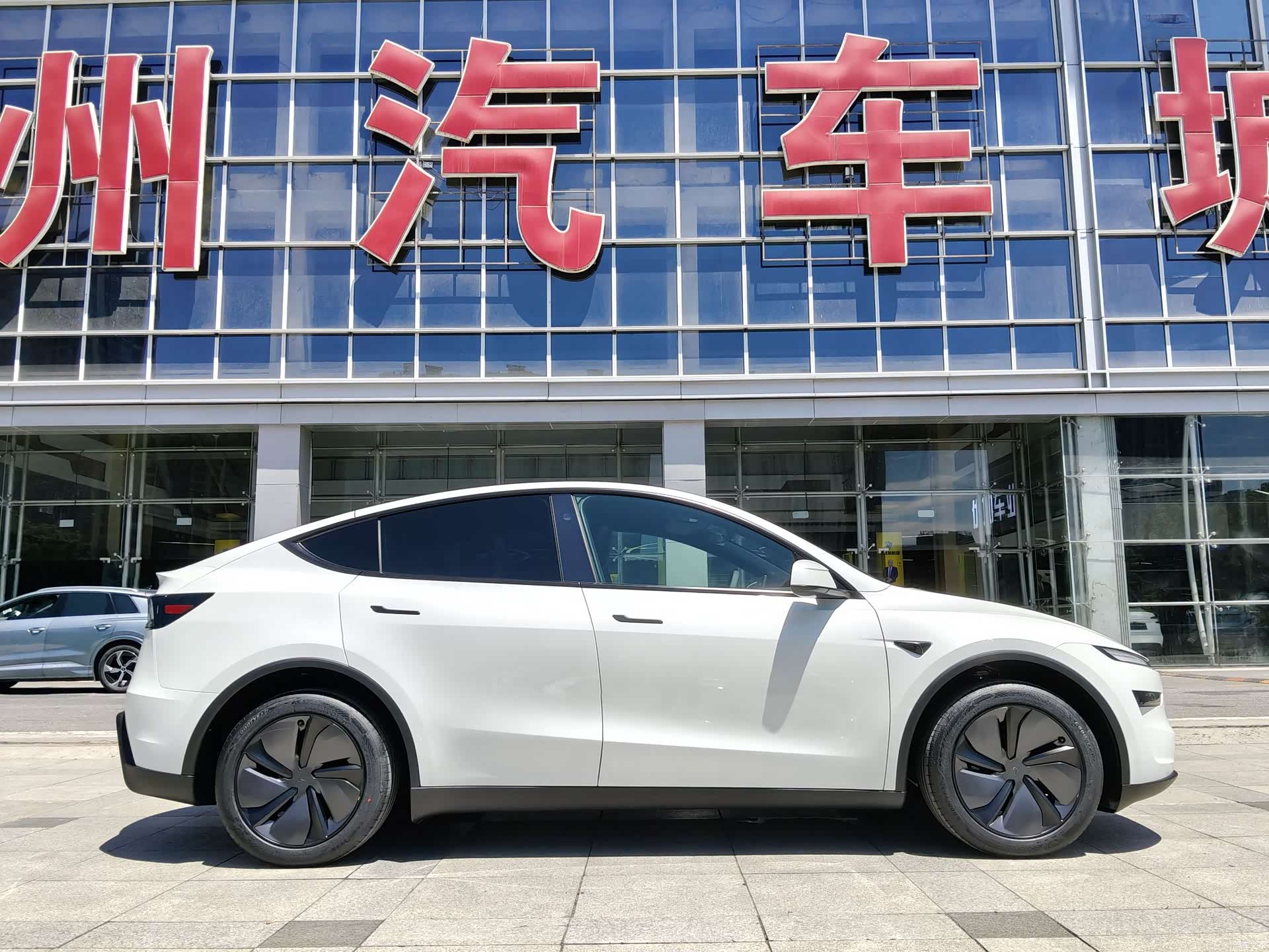 Tesla Model Y, 2026 4