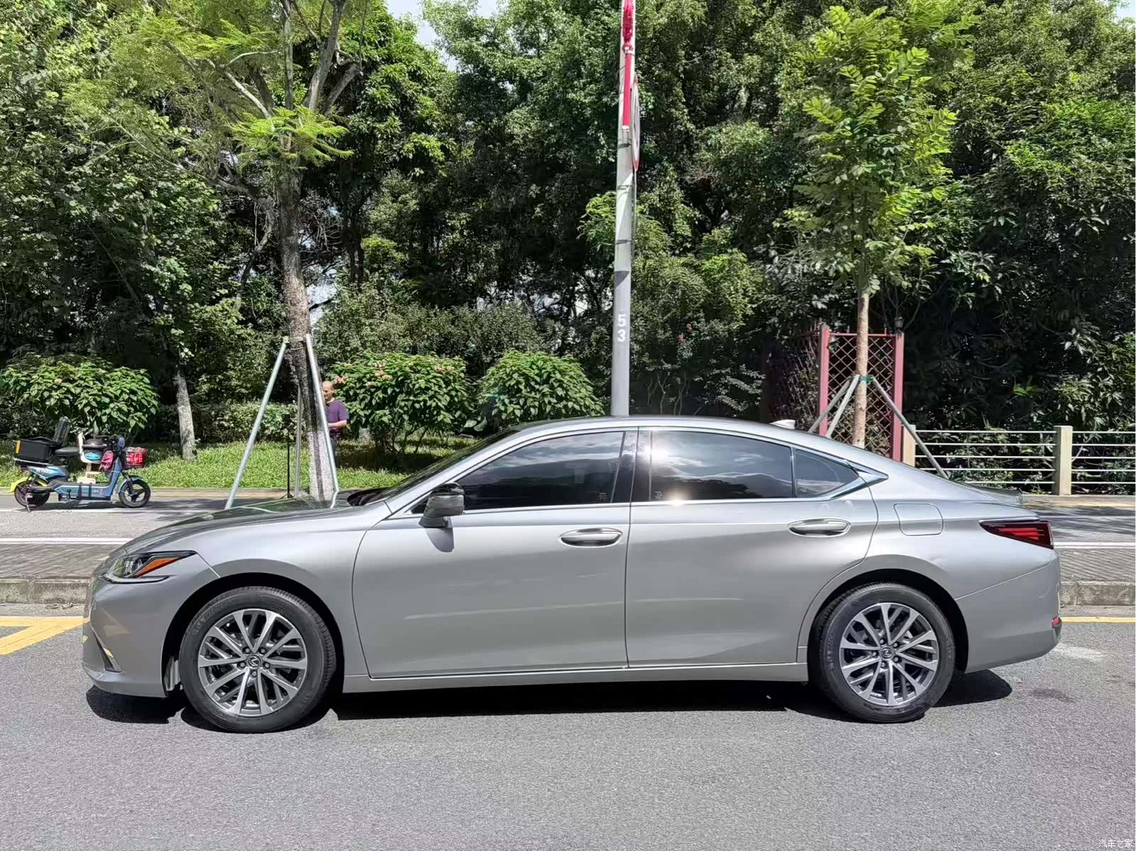 Lexus ES, 2022 9