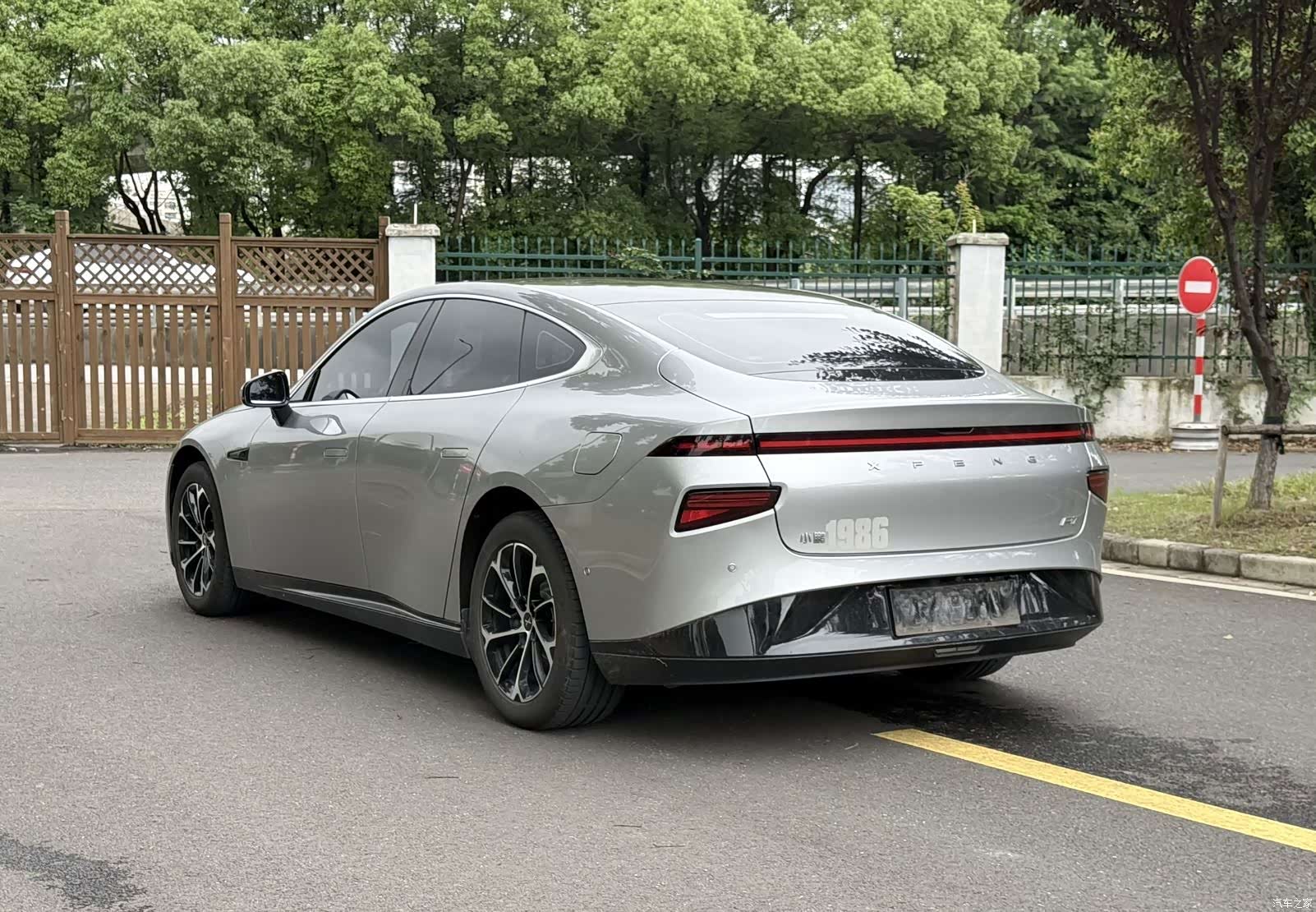 Xpeng P7, 2024 все фото