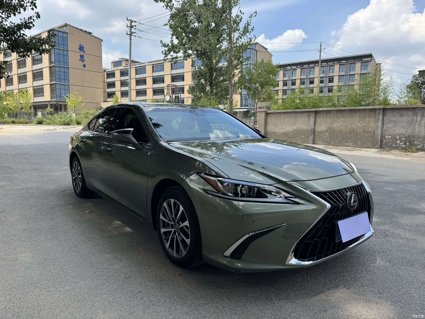 Lexus ES, 2022 3