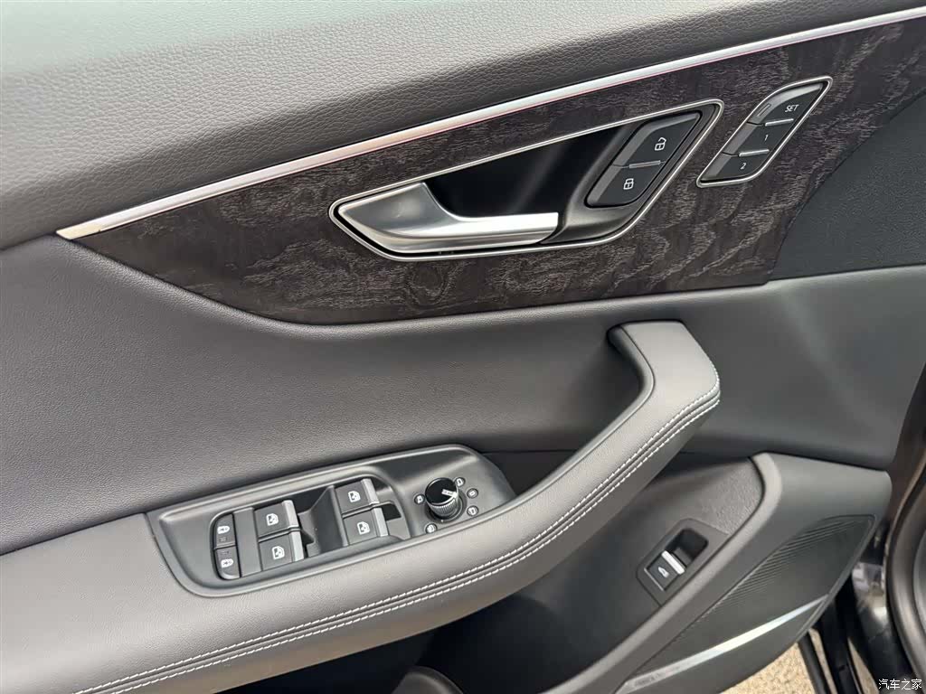 Audi Q8, 2025 14