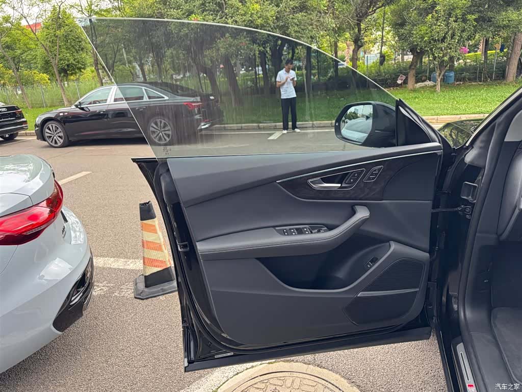 Audi Q8, 2025 13