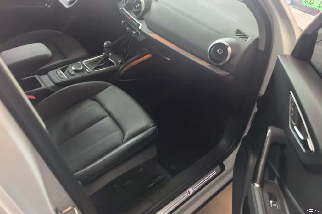 Audi Q2L, 2023 8