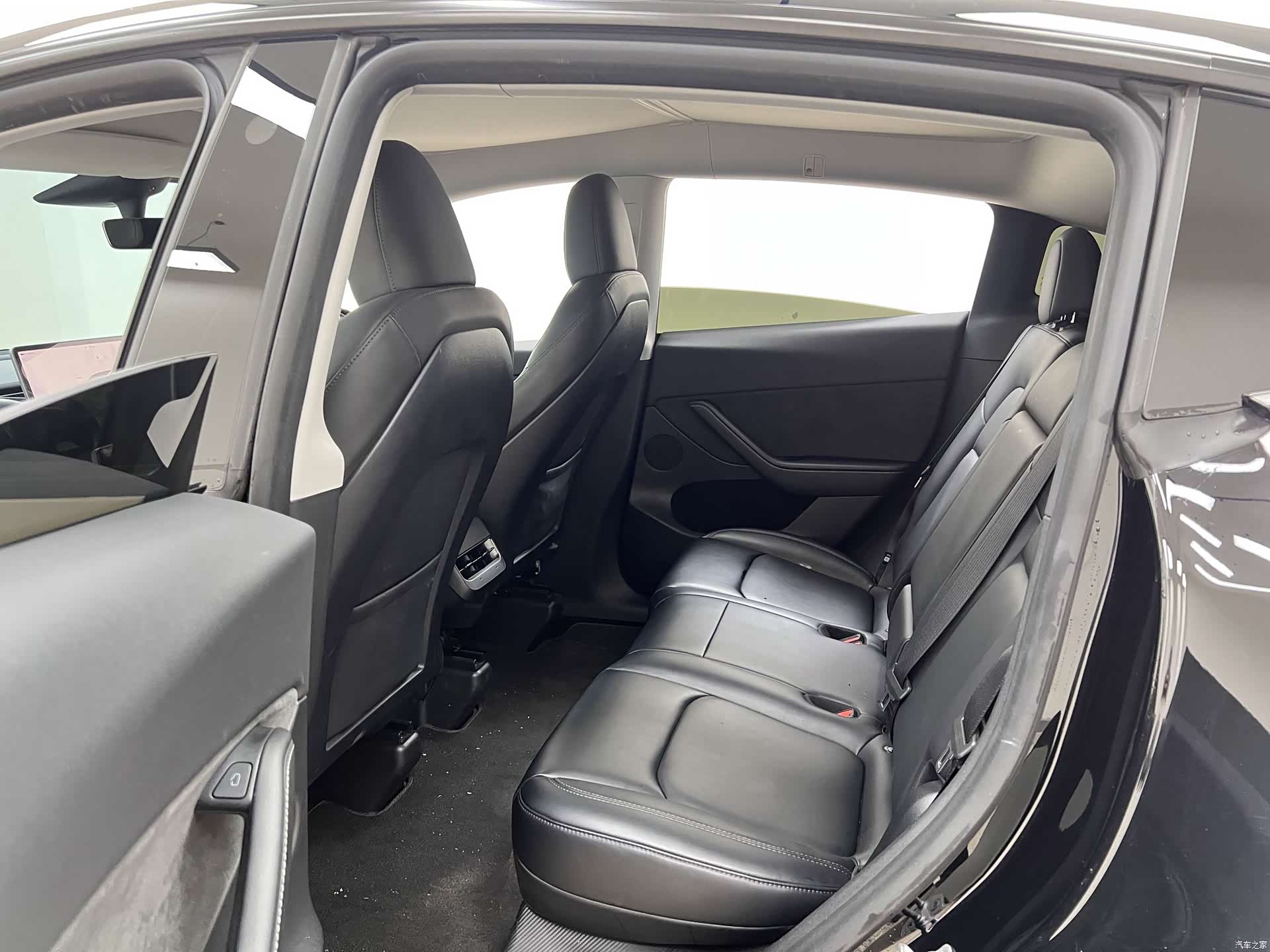 Tesla Model Y, 2023 17