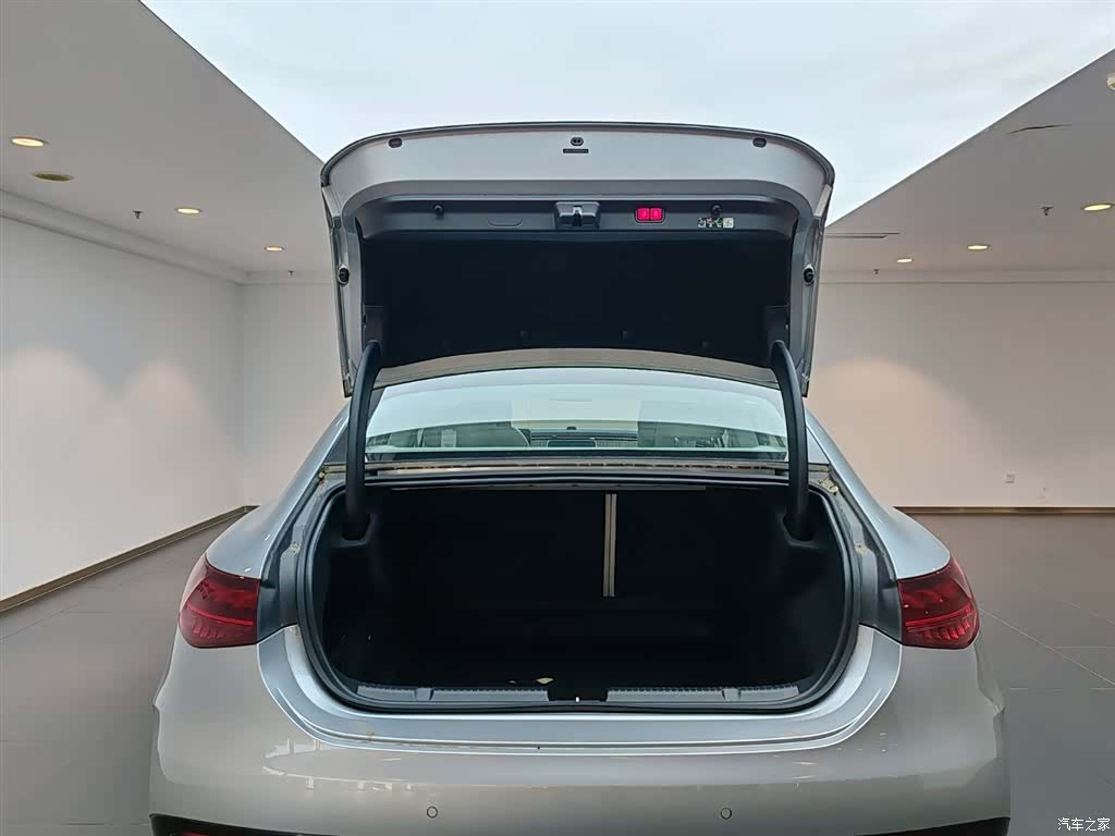 Mercedes-Benz EQE, 2025 11