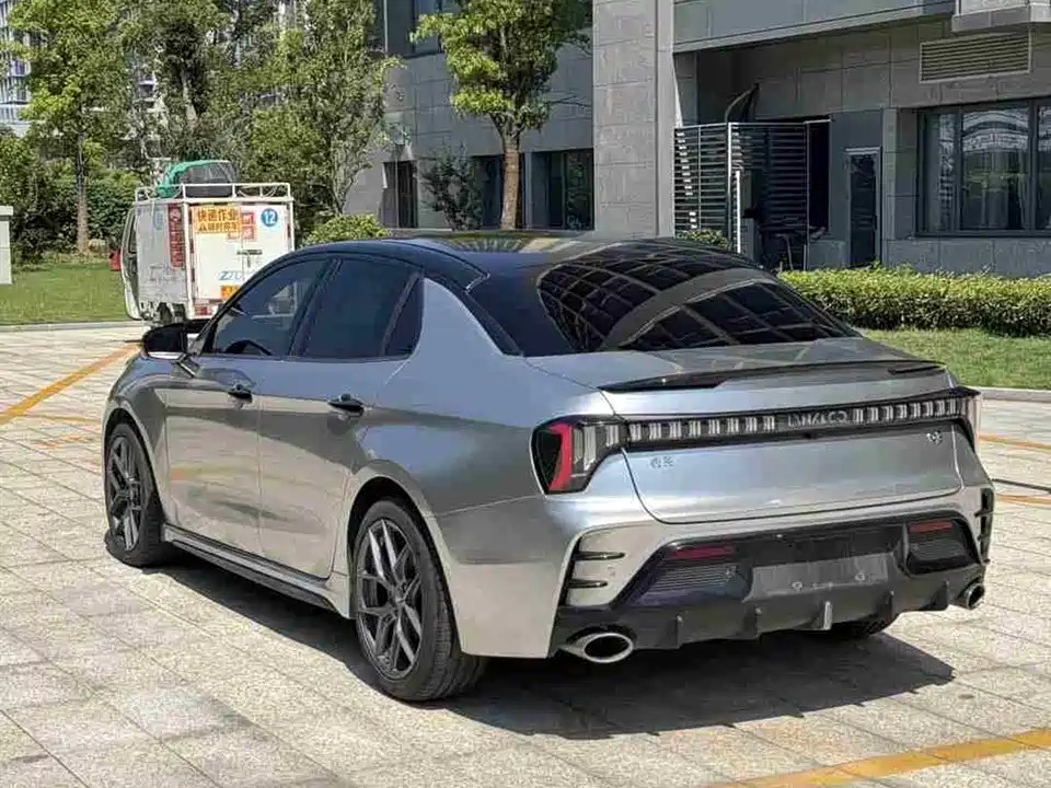 Lynk & Co 03