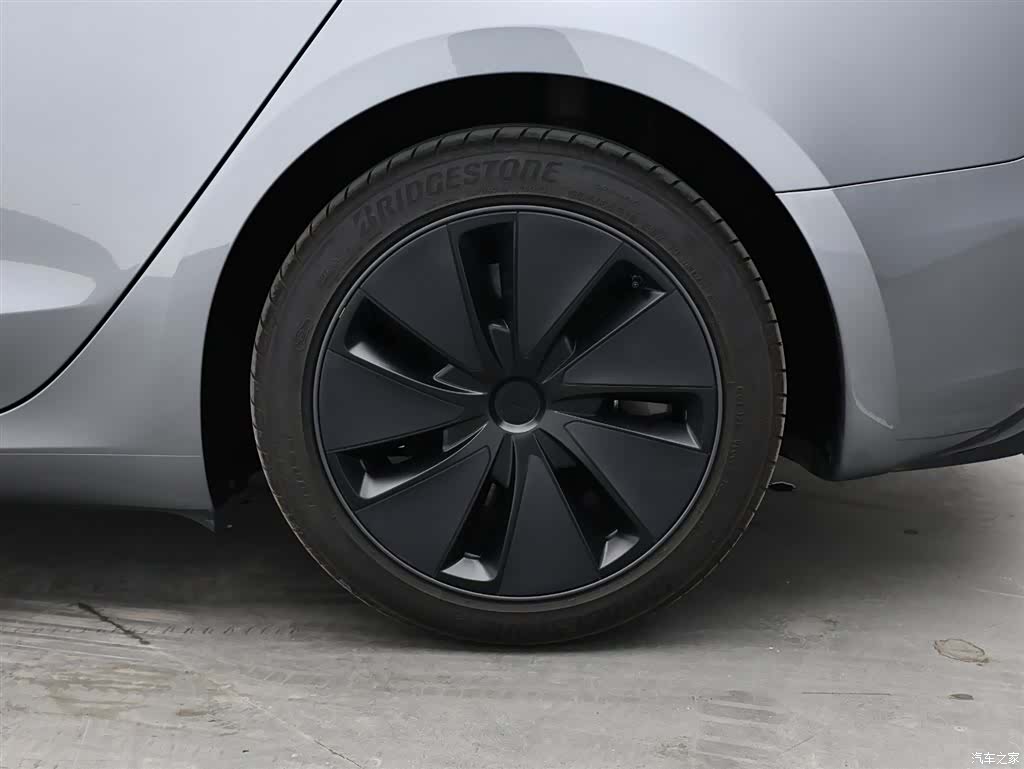 Tesla Model 3, 2025 11