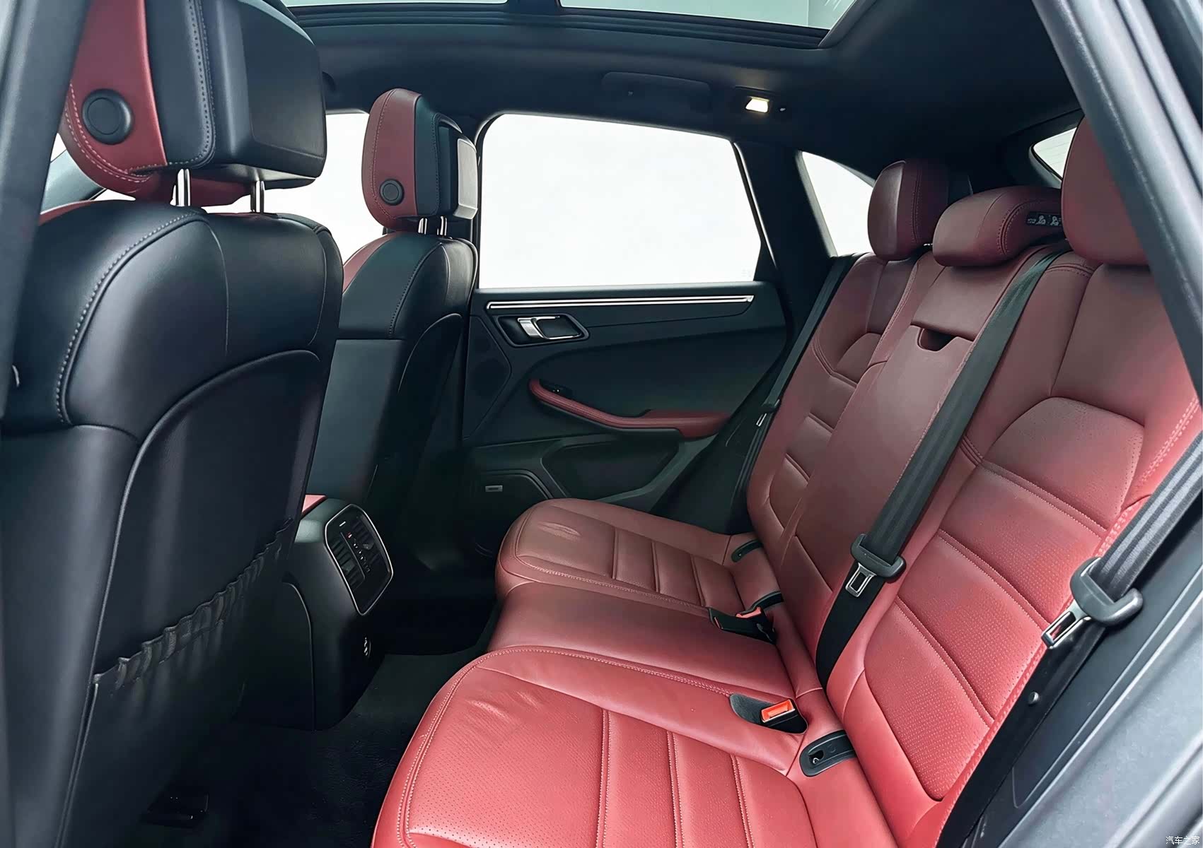 Porsche Macan, 2022 все фото