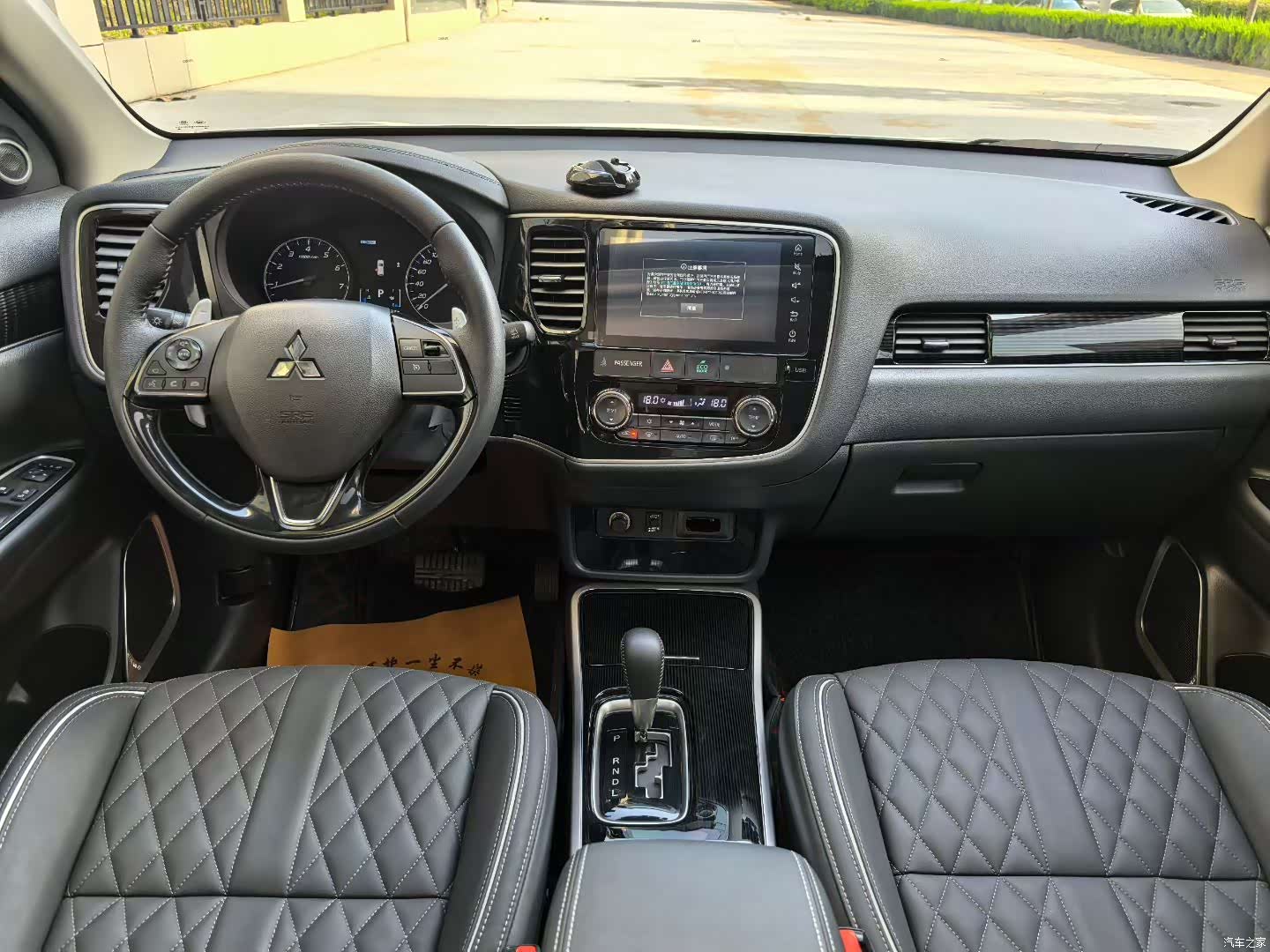 Mitsubishi Outlander, 2023 все фото