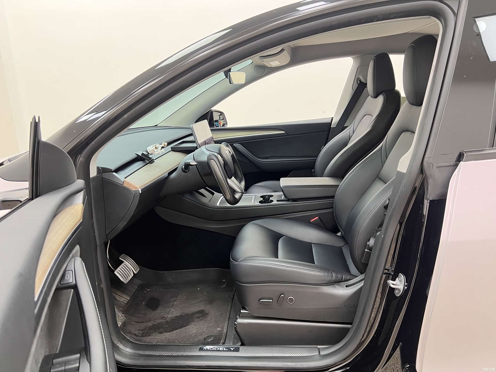 Tesla Model Y, 2023 16