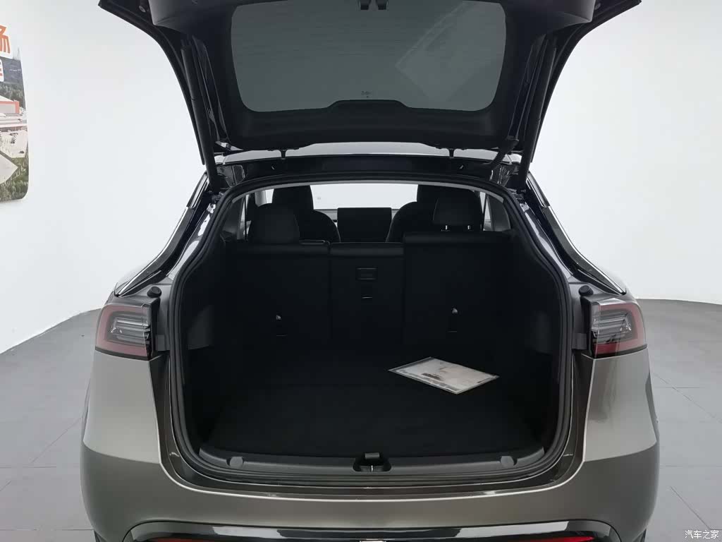 Tesla Model Y, 2024 16