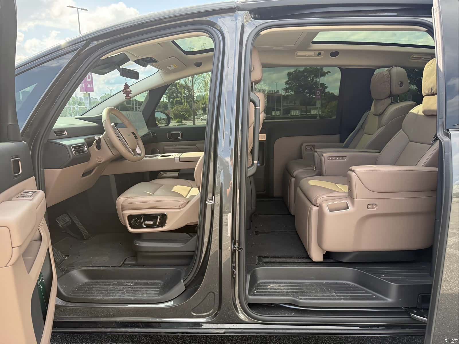 Li Auto MEGA, 2026 11
