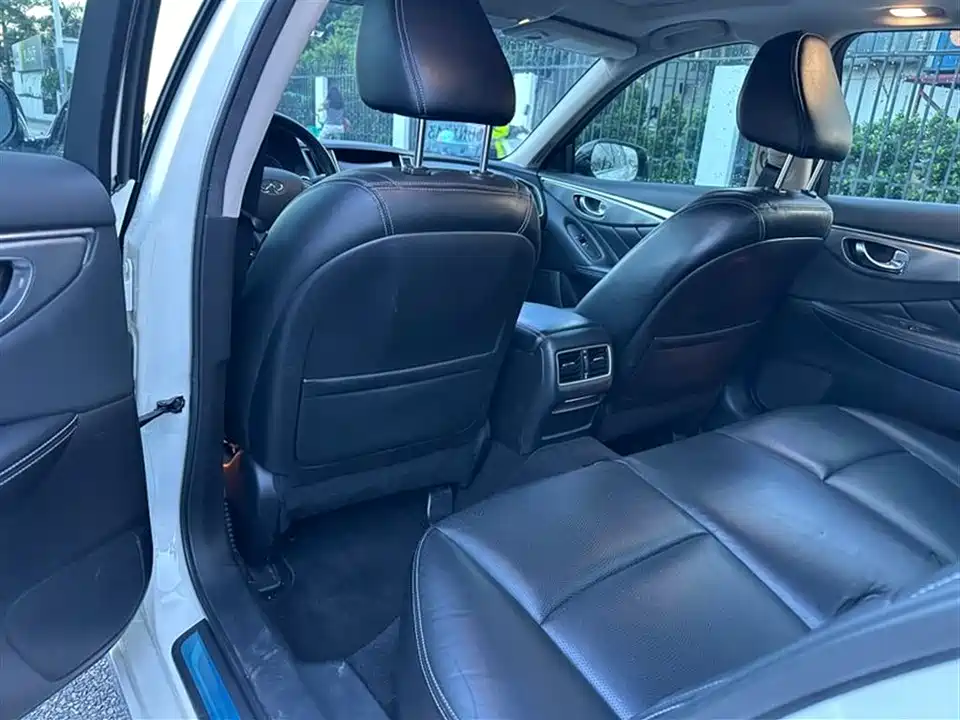 Infiniti Q50L