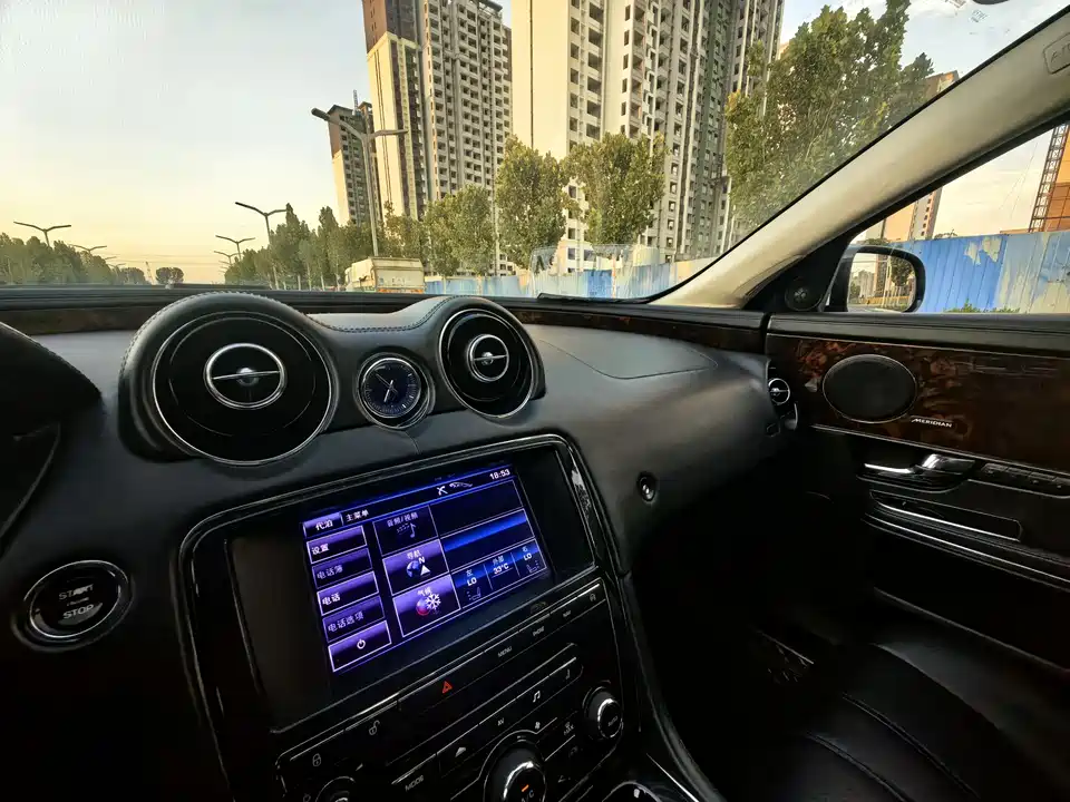 Jaguar XJ Jaguar XJ