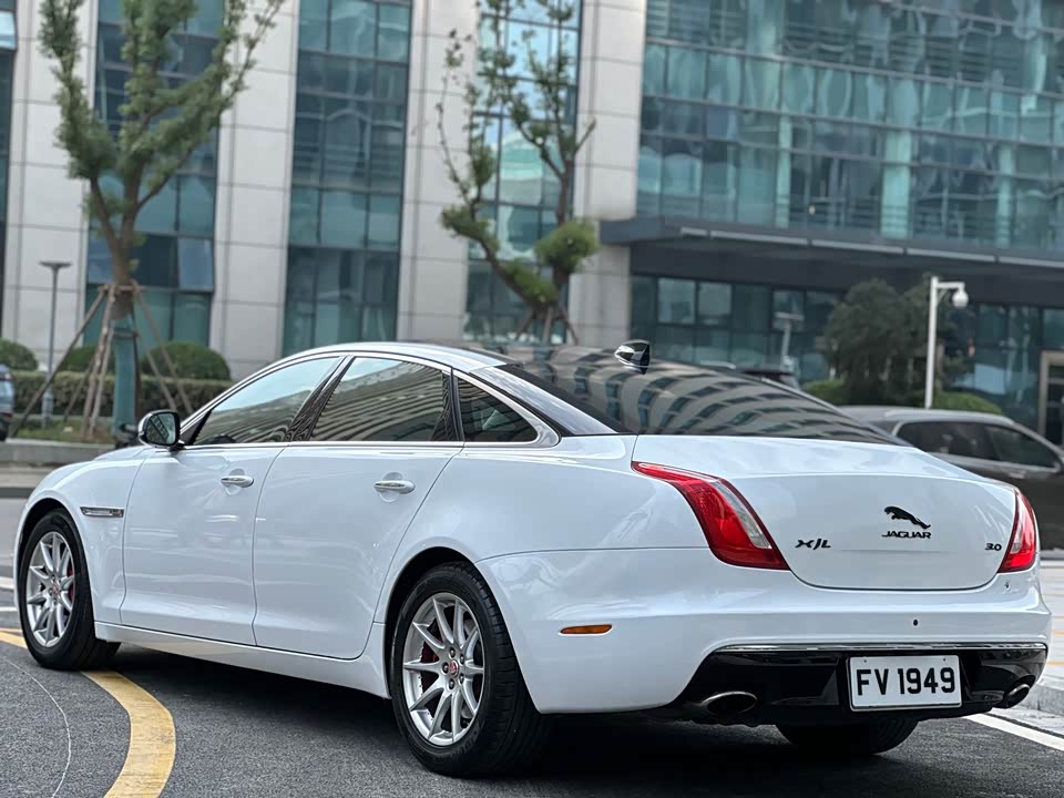 Jaguar XJ