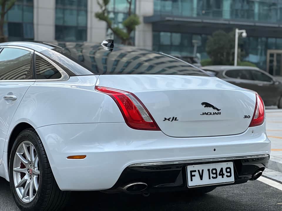 Jaguar XJ