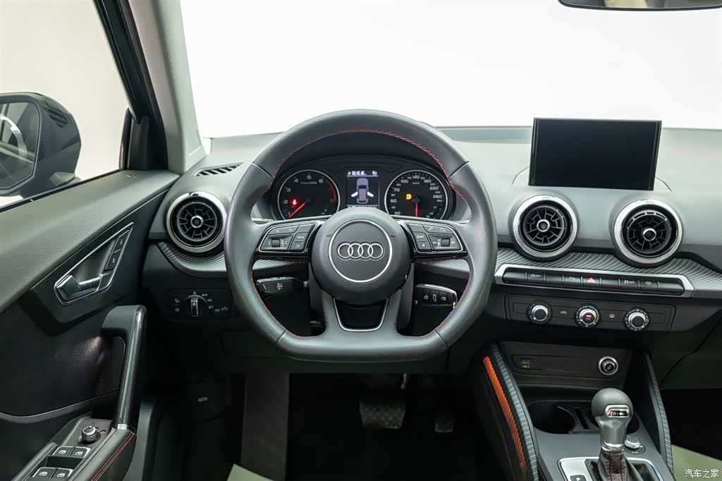 Audi Q2L, 2025 18