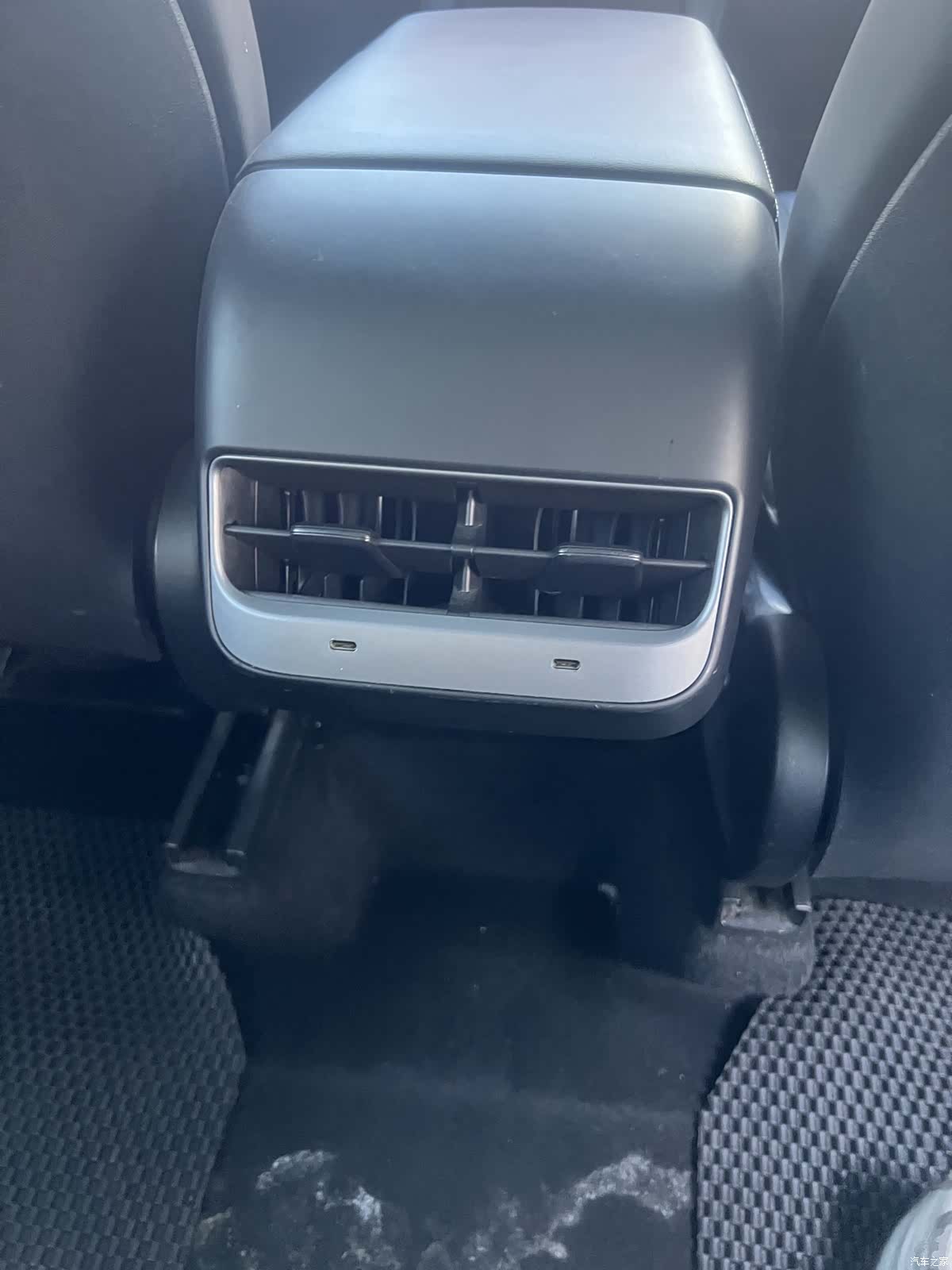 Tesla Model Y, 2023 17