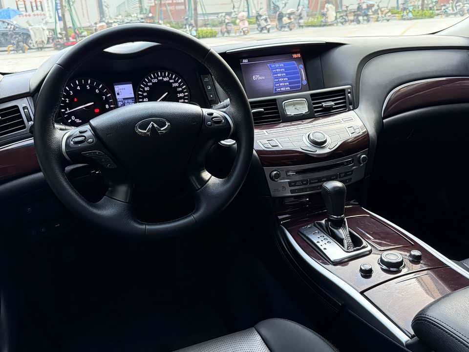 Infiniti Q70