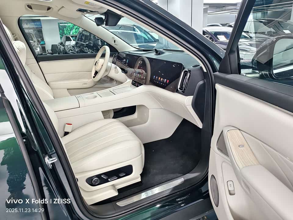 AITO Ask the world M8