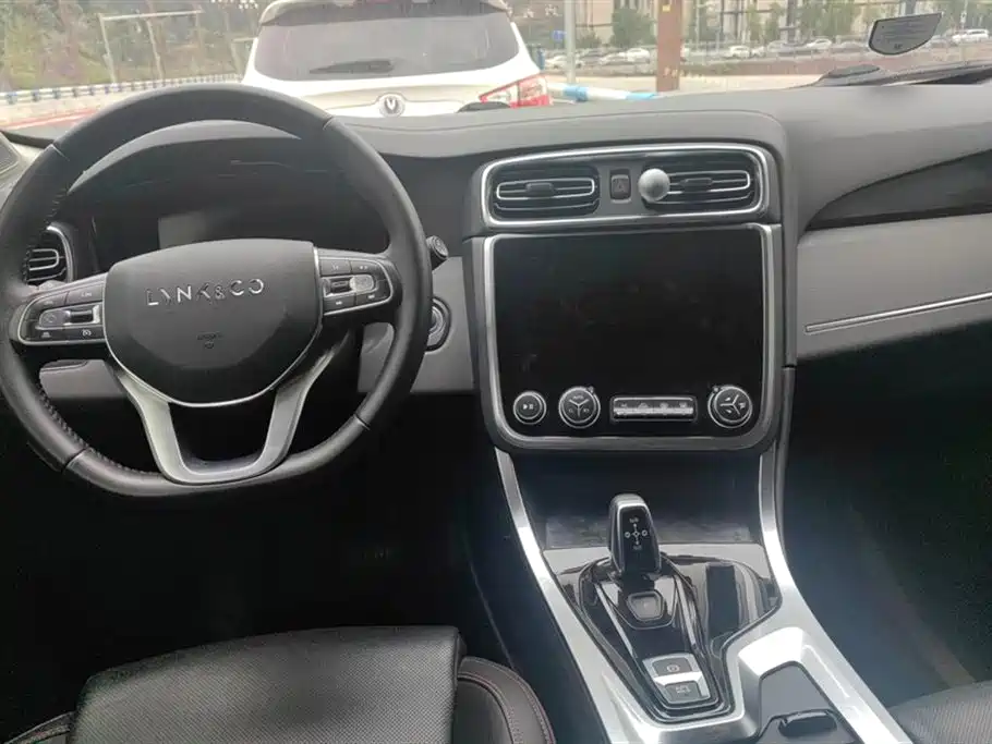 Lynk & Co 01