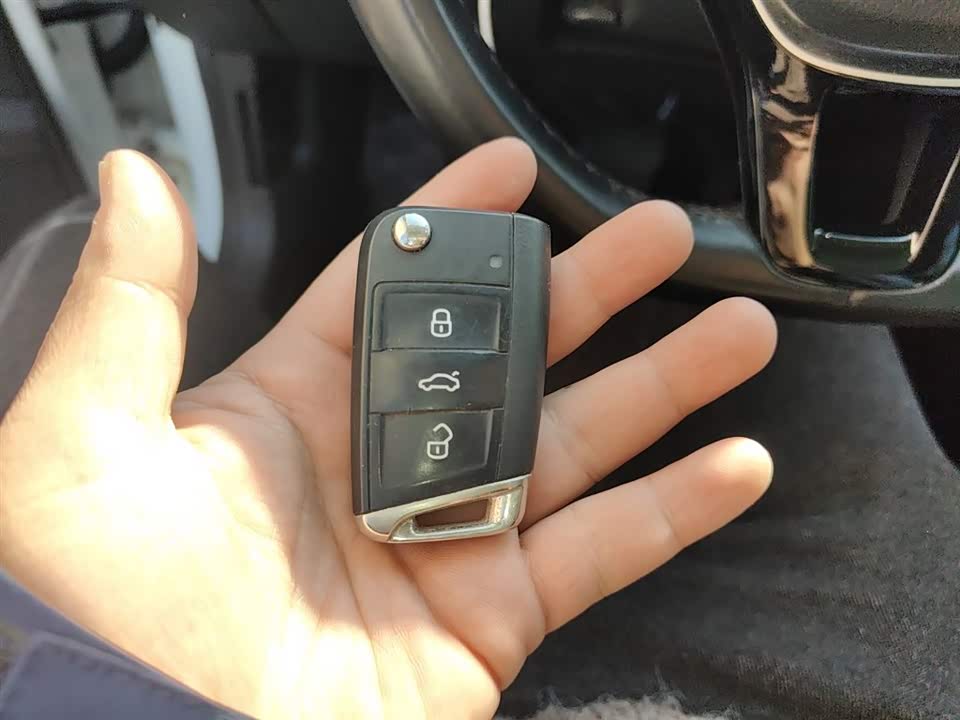 Volkswagen T-ROC exploring Songs