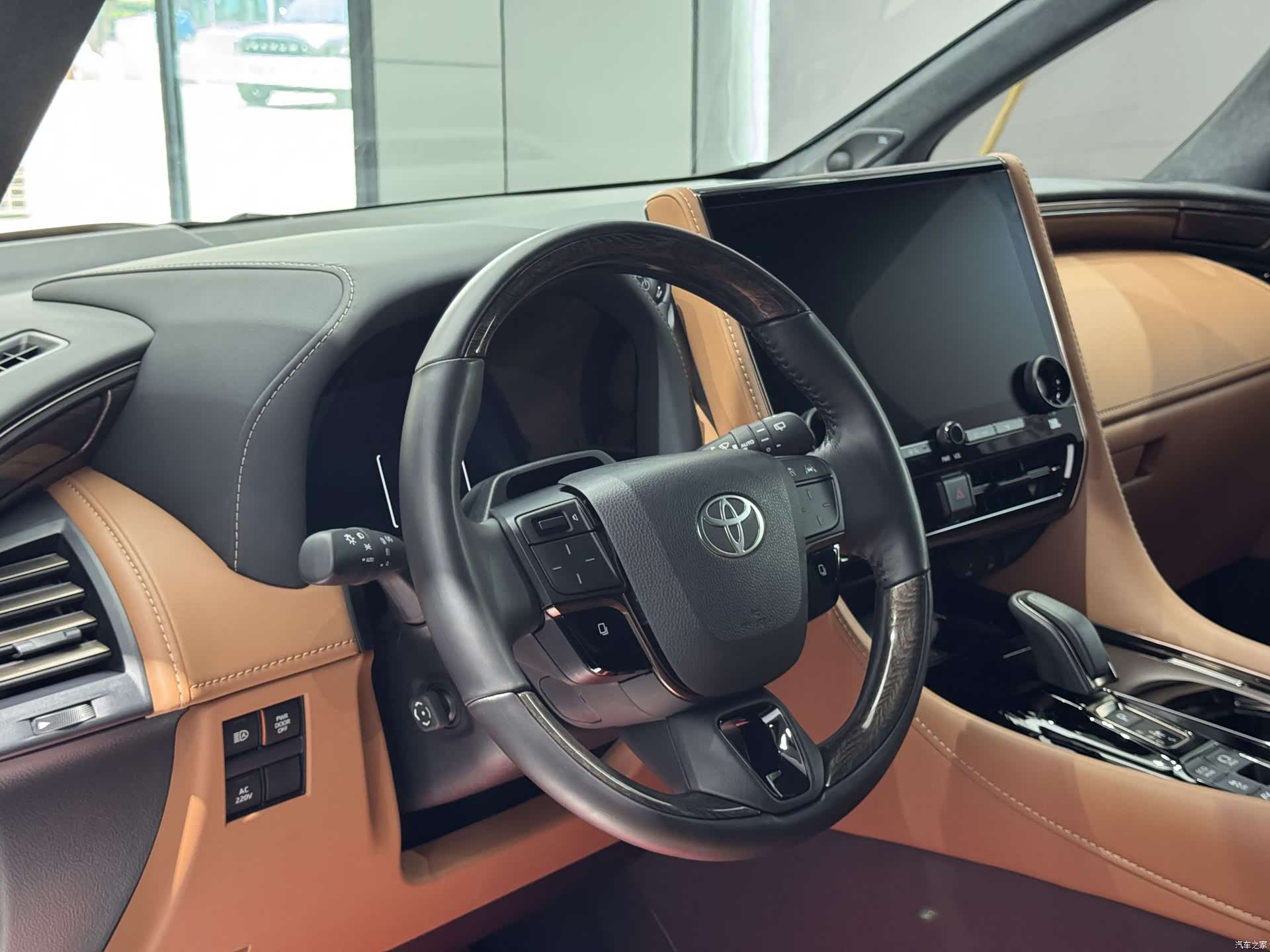 Toyota Alphard, 2025 12