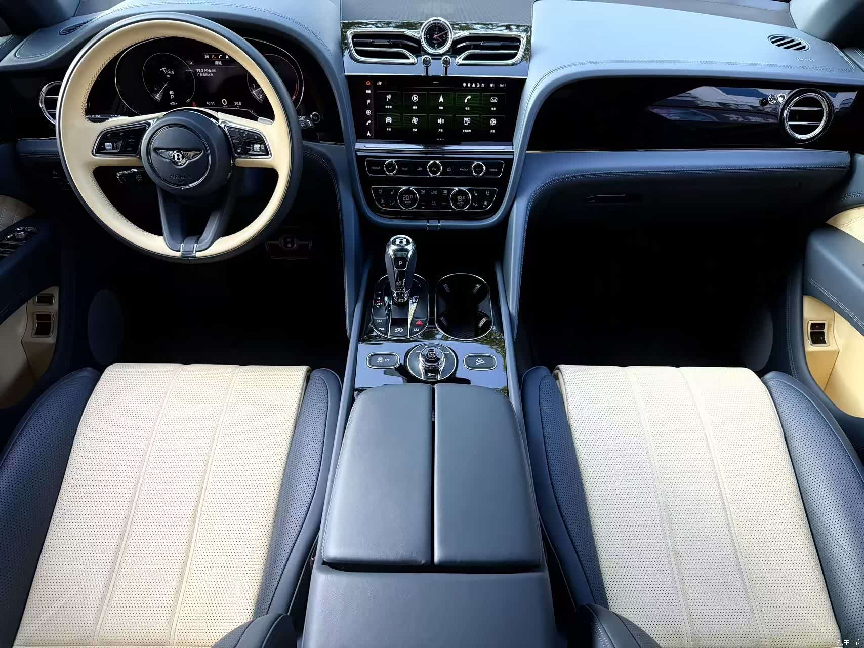 Bentley Bentayga, 2022 11