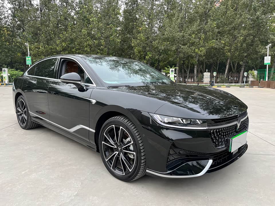 VOYAH Lantu chasing light