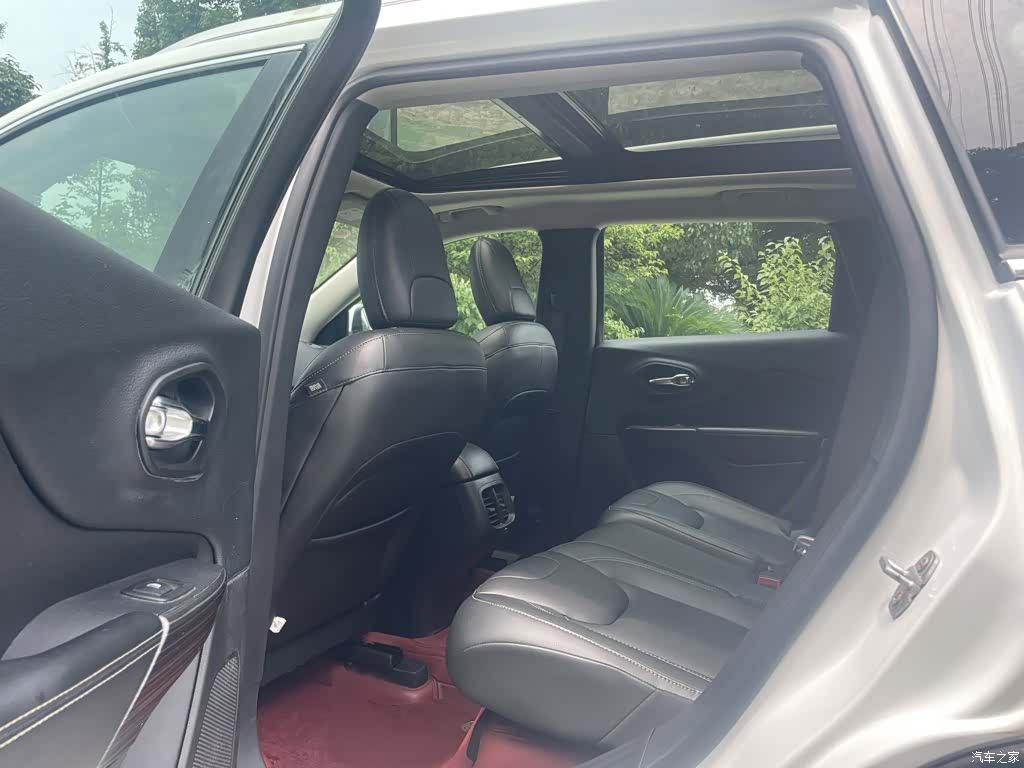 Jeep Cherokee, 2019 18