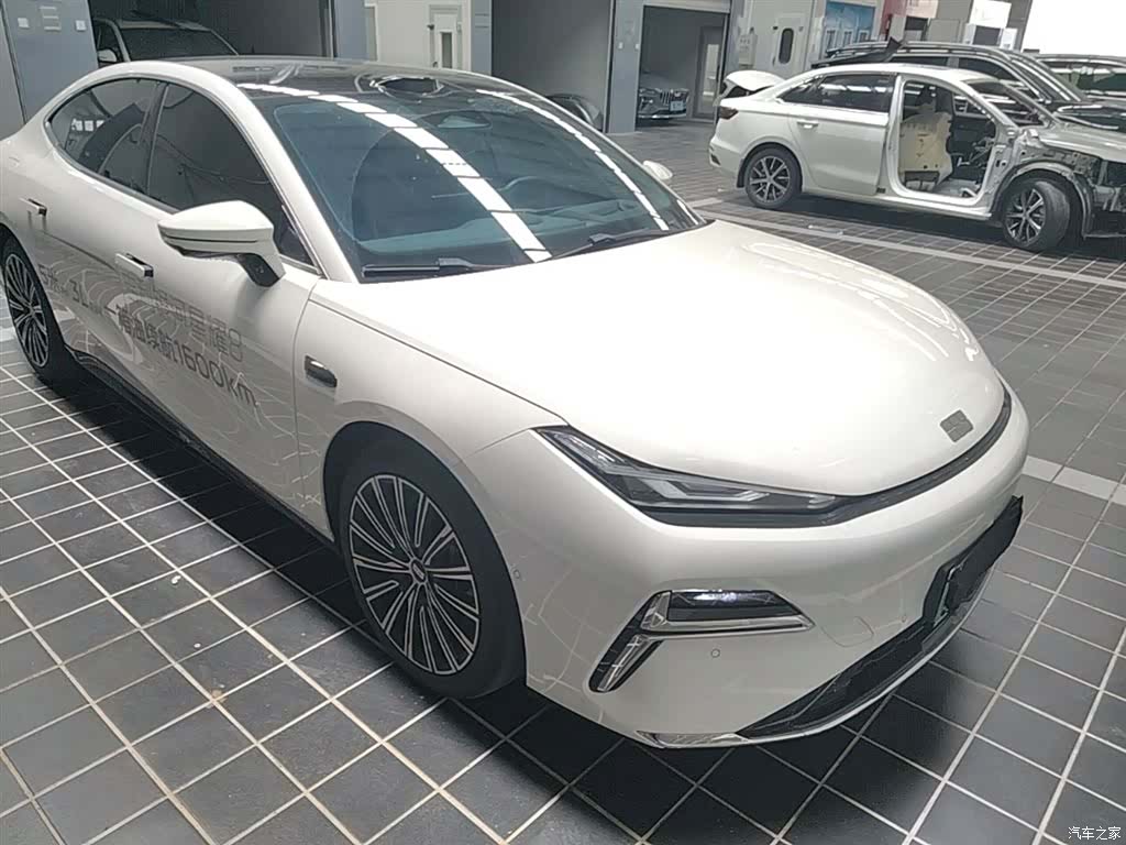 Geely 8, 2025 4