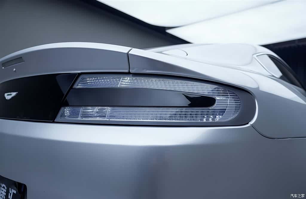 Aston Martin Vantage, 2011 9