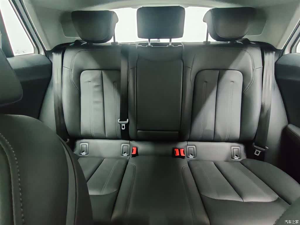 Audi Q2L, 2024 20