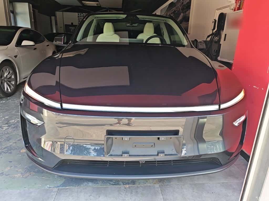 Tesla Model Y, 2025 1