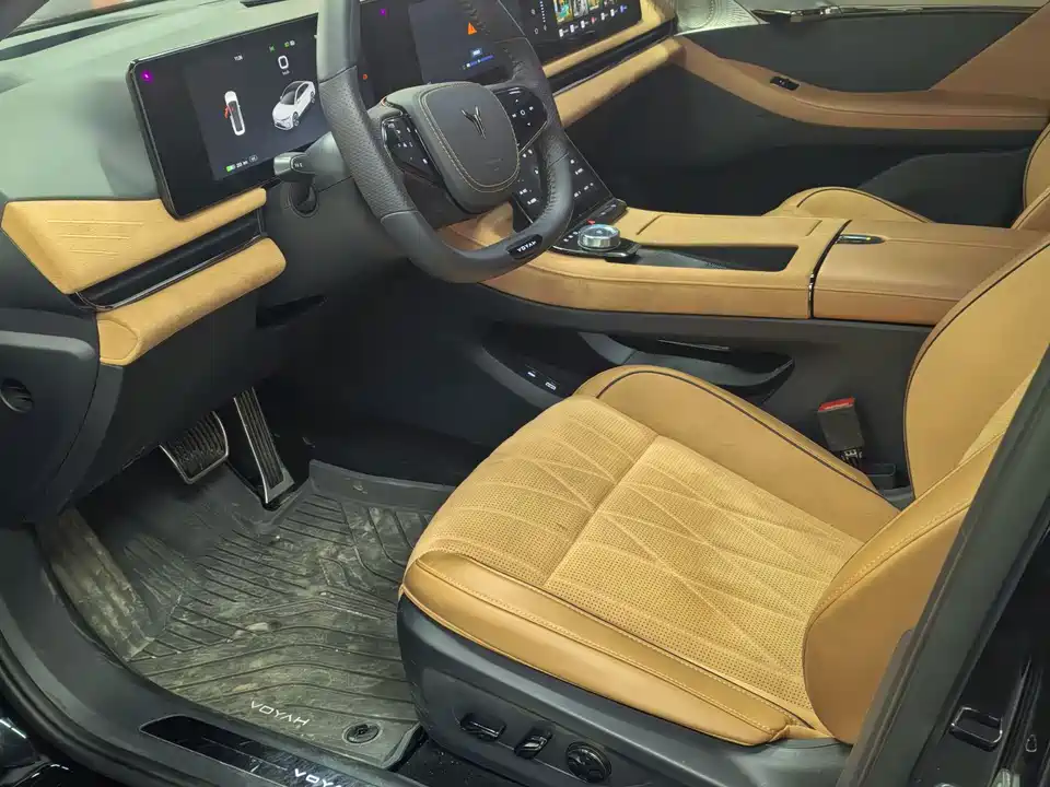 VOYAH Lantu chasing light