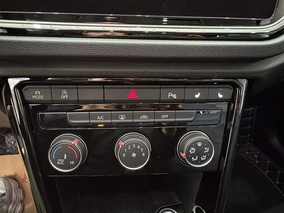 Volkswagen T-ROC exploring Songs