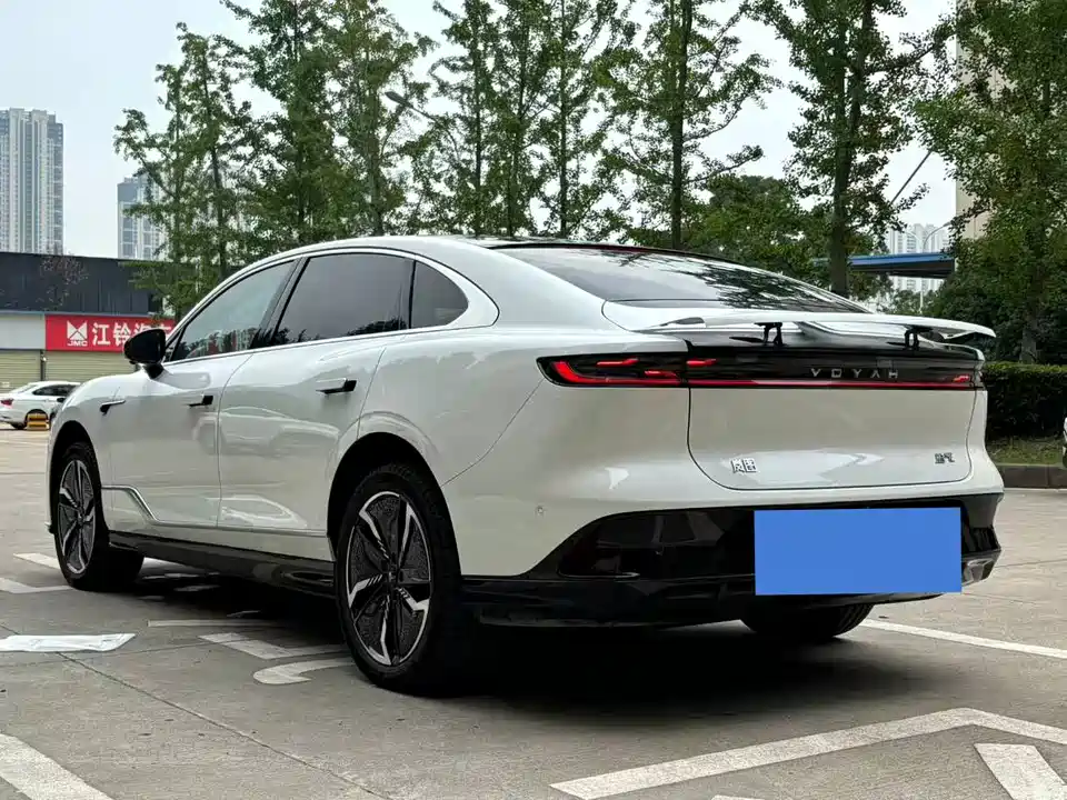 VOYAH Lantu chasing light