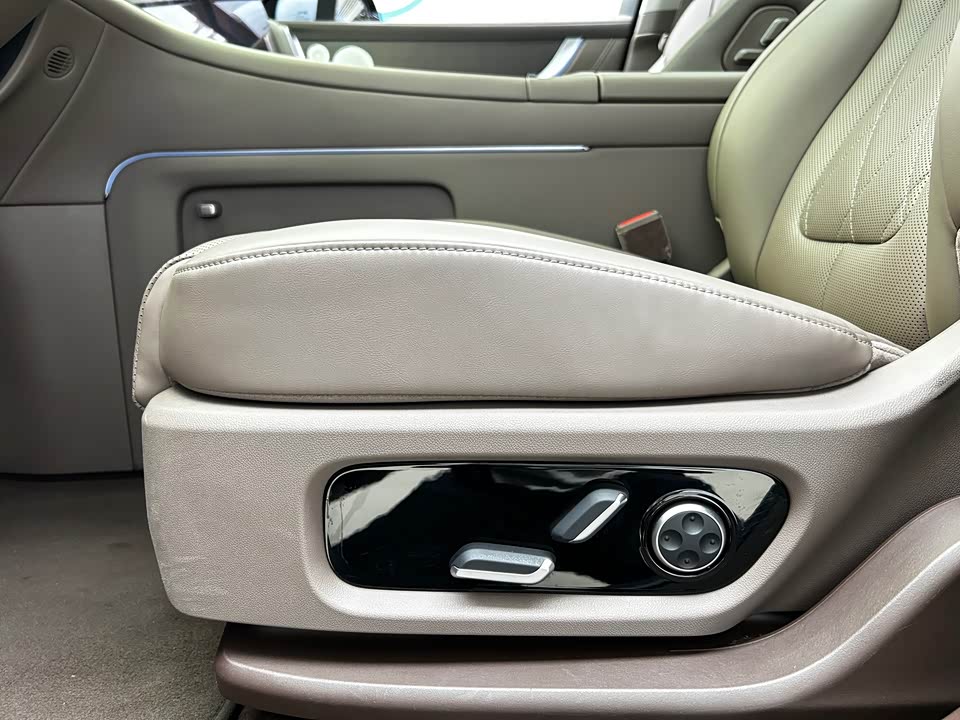 AITO Ask the world M9