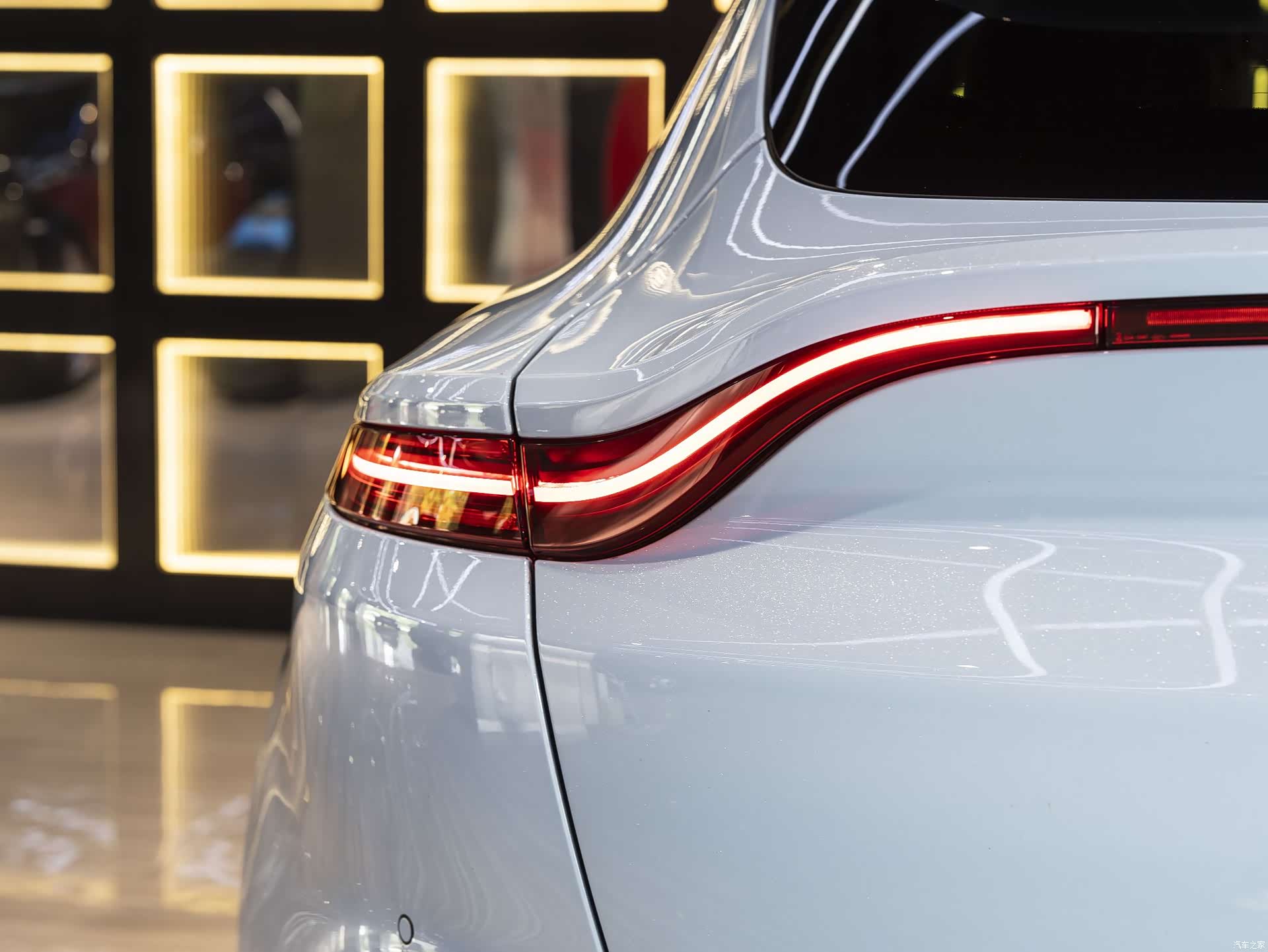 Aston Martin DBX, 2022 15