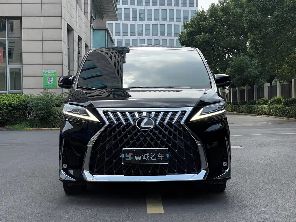 Lexus LM