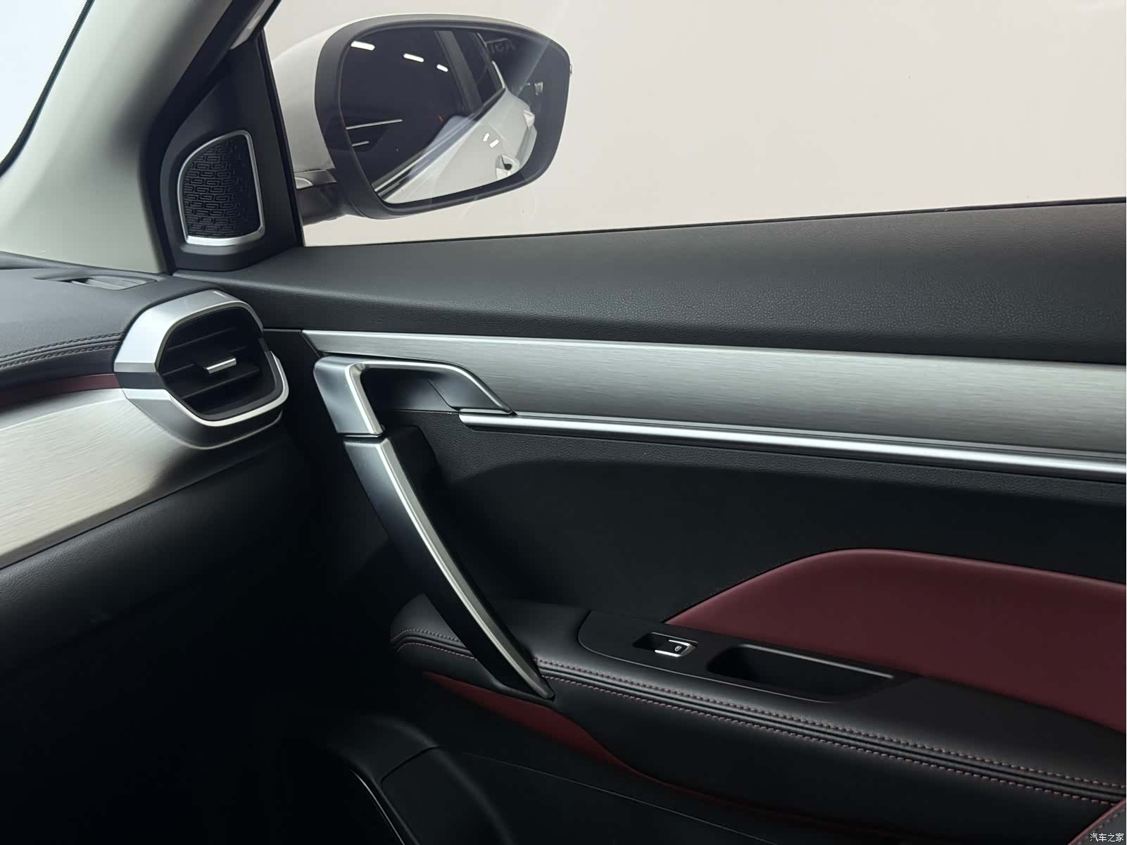 Geely Coolray, 2022 11