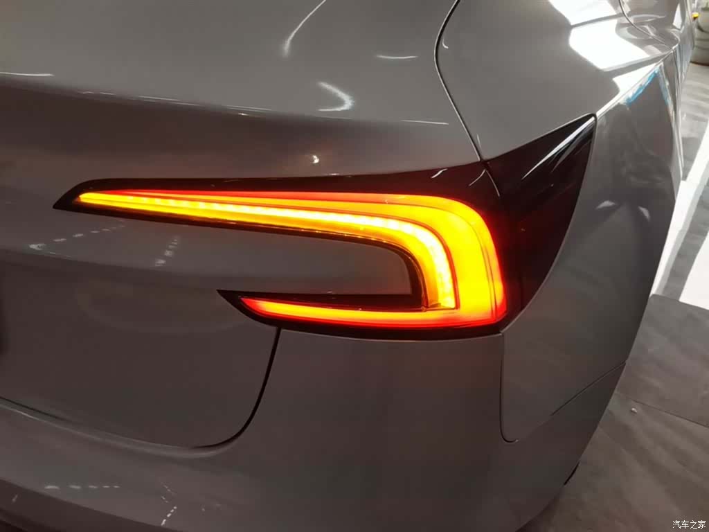Tesla Model 3, 2025 8
