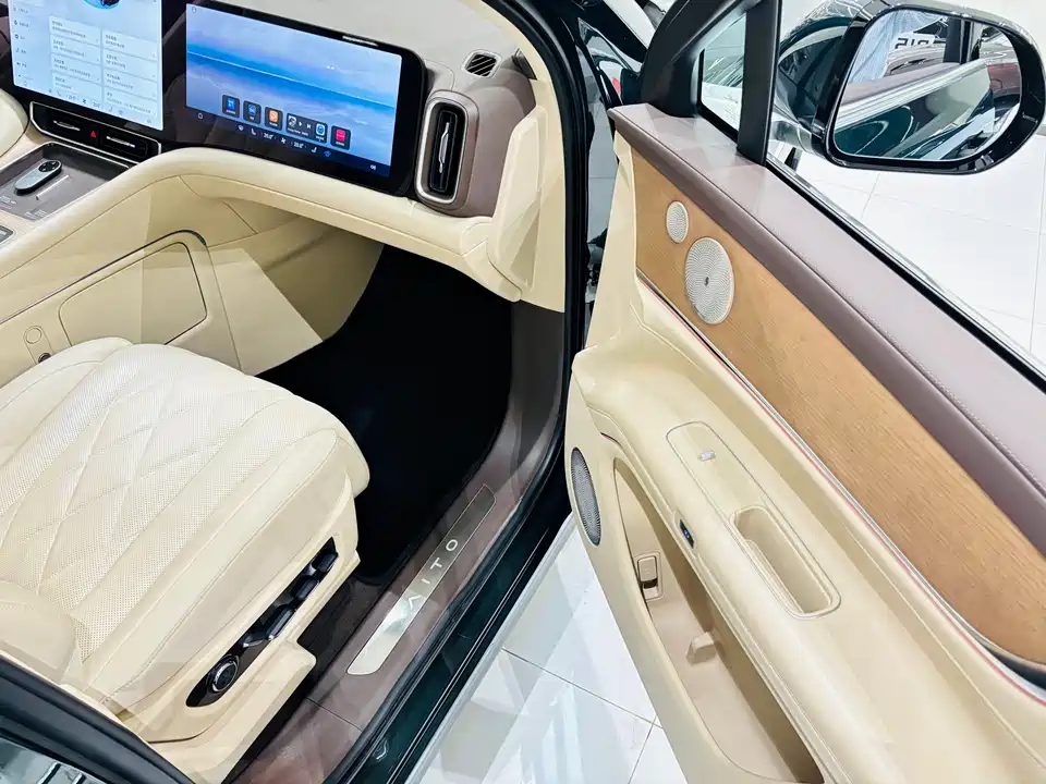 AITO Ask the world M9