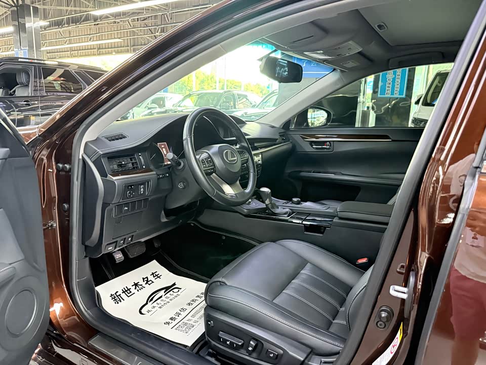 Lexus ES
