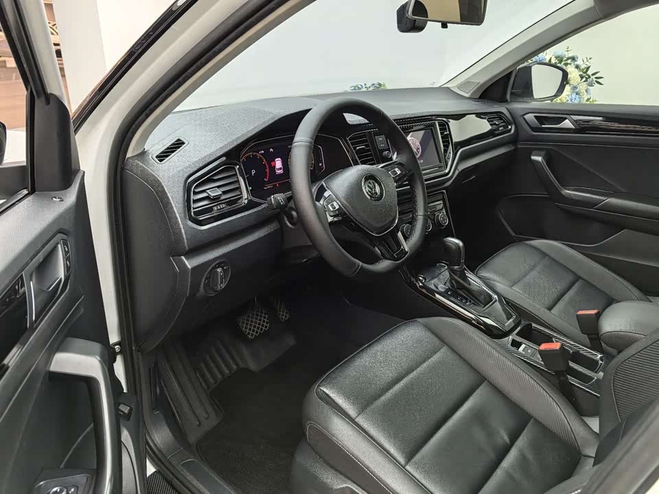 Volkswagen T-ROC exploring Songs