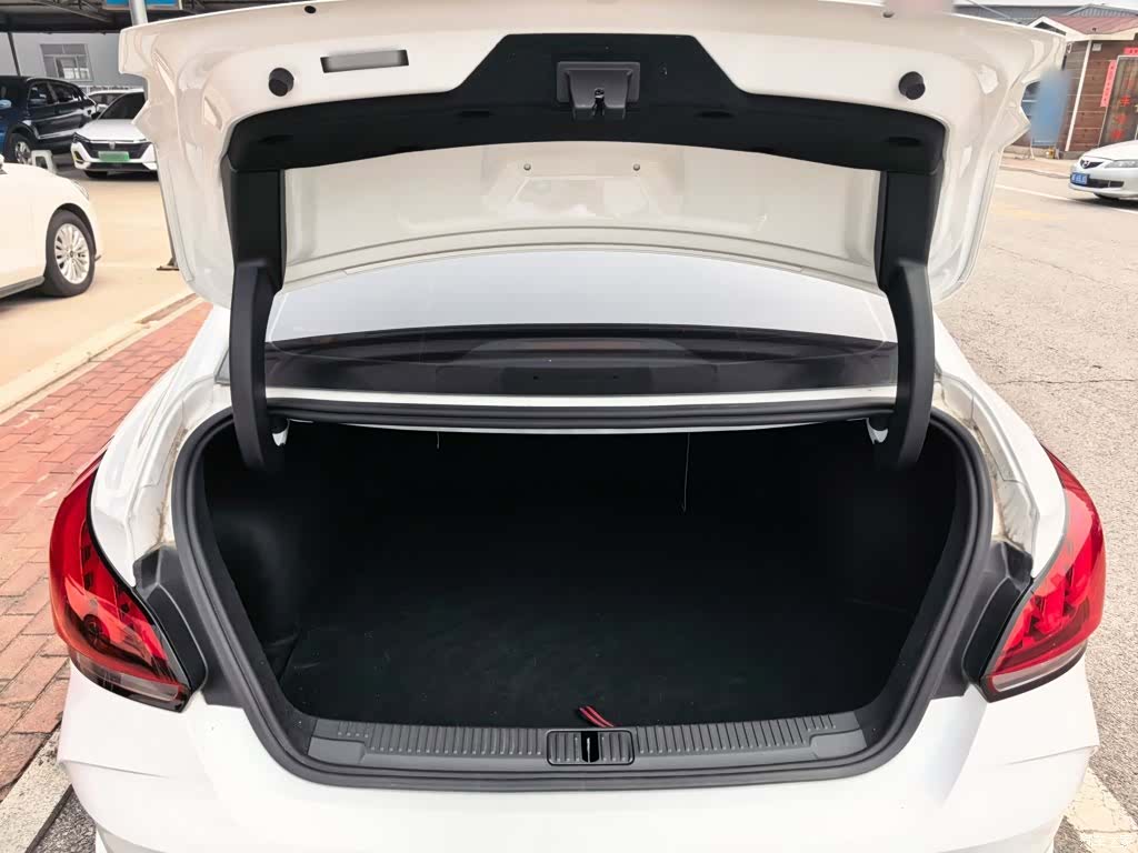 MG MG5, 2025 13