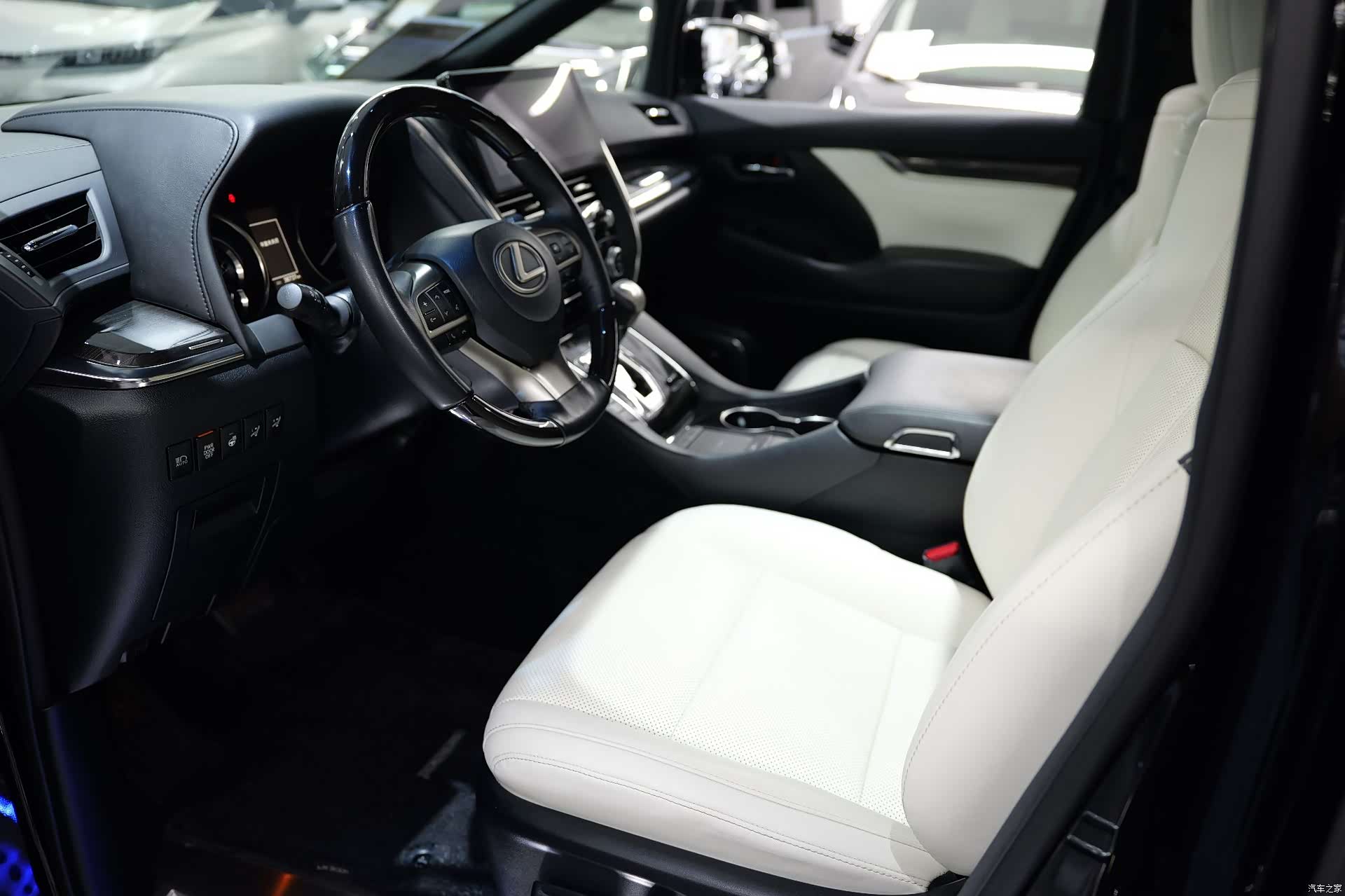 Lexus LM, 2023 6